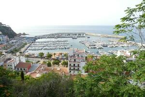 marina e pesca porta nel il cittadina di blanes su il catalano costa. foto