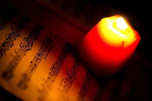 foglio di note musicali a lume di candela rossa foto