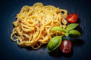 piatto italiano spaghetti alla carbonara foto