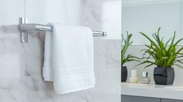 bianca asciugamano sospeso su il parete nel bagno con bianca marmo piastrella parete. bagno interno. generativo ai foto