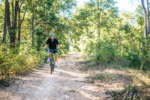 ciclista in sella alla bici sul bellissimo sentiero di montagna primaverile foto