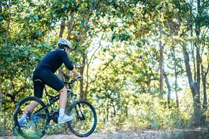 ciclisti di montagna seduti in bicicletta foto