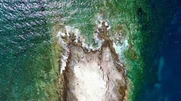 grande atlantico oceano onde incontrare il roccioso coste di il canarino isola di tenerife foto