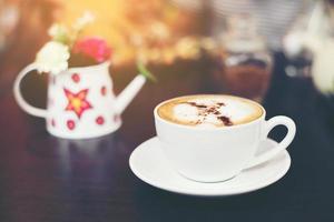 tazza di cappuccino sullo sfondo della caffetteria. foto