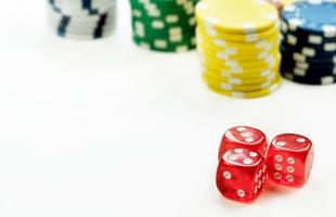 gioco d'azzardo dadi rossi e gettoni di denaro
