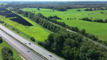 aereo Visualizza su il a7 autostrada nel settentrionale Germania fra i campi e prati. foto