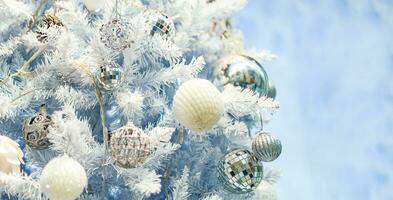 vicino su di Natale albero con bianca ornamenti. foto