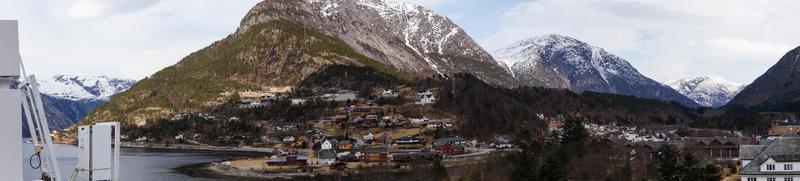 vista da una nave da crociera nei fiordi della Norvegia foto