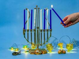 tradizionale hanukkah decorazione con candele. foto