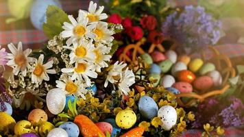 colorate uova pasquali tradizionali di pasqua foto