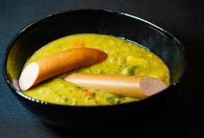 zuppa di piselli con salsiccia viennese foto
