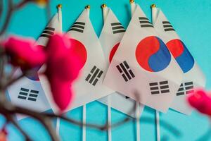 gruppo di coreano bandiere su leggero blu sfondo. foto