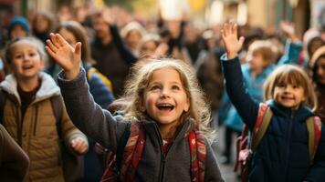 bambini avidamente raccolta loro mani per risposta nel il aula foto