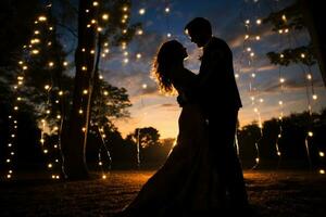 coppie con grazia danza sotto un' stellato cielo Abbracciare una persona il notte foto