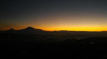 paesaggio montagne tramonto arancione. foto