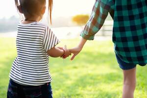 profilo Visualizza di carino bambini correre nel parco hold mani.sstkhome foto