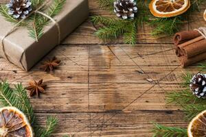 Natale regalo avvolto con decorazioni su un' di legno tavolo. copia spazio. foto