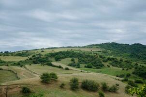 bellissimo paesaggio di colline e montagne nel estate foto