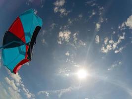 ombrellone colorato in una giornata di sole in spiaggia foto