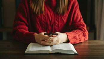 donna preghiere su santo Bibbia nel il mattina.donna mano con Bibbia pregando. cristiano vita crisi preghiera per Dio. foto