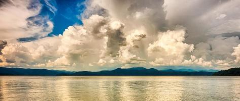 bellissime scene paesaggistiche sul lago jocassee carolina del sud south foto