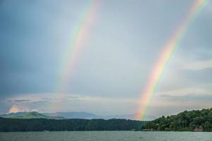 Rainbow dopo il temporale al lago jocassee carolina del sud south foto