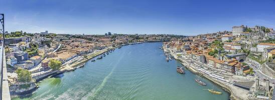 panoramico Visualizza al di sopra di il douro fiume e il città di porto durante il giorno foto