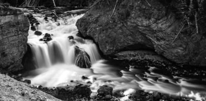 fiume firehole e cascate a yellowstone wyoming foto