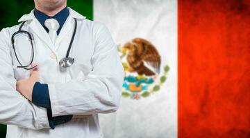 medico con braccia attraversato su Messico bandiera sfondo. medico con stetoscopio su Messico bandiera. medico Salute e cura su messicano bandiera foto