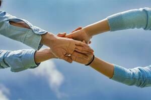 concetto di uno mano al di sopra di un altro formatura un' squadra, concetto di unità con il mani, palme insieme tutti per uno e uno per tutto, mani attraversato nel un' concetto di unione. foto