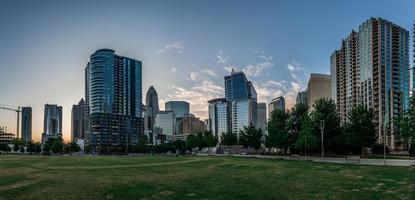 skyline di charlotte North Carolina da Romare Bearden Park bear foto