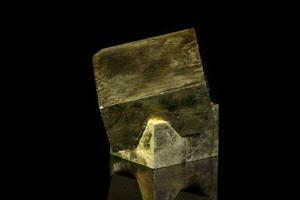 macro minerale pietra pirite su un' nero sfondo foto