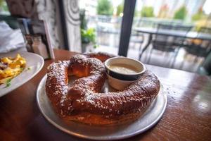 grande pretzel gigante sul piatto in un ristorante foto