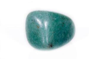 macro minerale pietra avventurina verde su bianca sfondo foto
