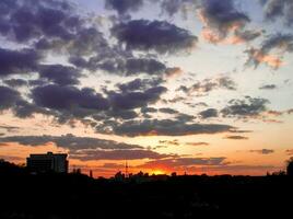 autunno rosso tramonto con un' viola cielo foto