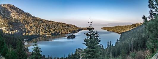 tramonto di novembre sul lago tahoe in california foto