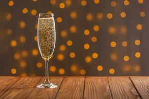 bicchieri con Champagne su un' di legno sfondo contro un' bokeh sfondo di luci foto