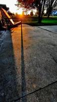 bellissimo tramonto con ombre di sedia adirondack vicino a casa foto