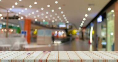 prospettiva di legno tavola al di sopra di sfocato shopping centro commerciale foto