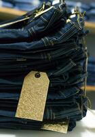 vicino su di blu jeans su altri con copia spazio, vario jeans su altri con spazio per testo, Abiti vendita concetto foto