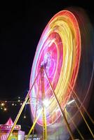 Ferris ruota ath il buio notte foto