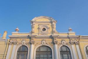 facciata panoramica di un'antica dimora storica in st. pietroburgo russia foto