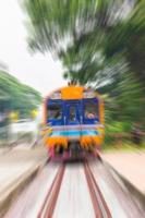 il treno sta correndo molto velocemente sulla strada foto