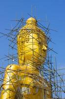 riparazione dell'immagine del buddha sul cielo blu