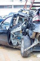 resti di un'auto distrutta dopo un grave incidente automobilistico foto