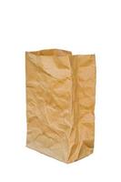 sacchetto di carta marrone spiegazzato aperto, isolato su uno sfondo bianco. foto