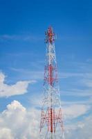 torre delle telecomunicazioni al centro dell'immagine foto