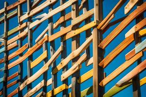 un' parete fatto di di legno stecche contro un' blu cielo. ai-generato foto