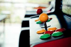 joystick giallo silhouette e sei pulsanti colorati foto