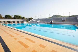 Piscina vuota in una giornata di sole, inquadratura ampia, orizzontale foto